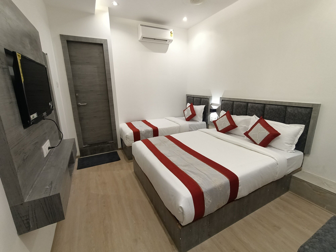 Bedroom 3, Hotel Beverly Palace Santacruz, Mumbai Suburban
