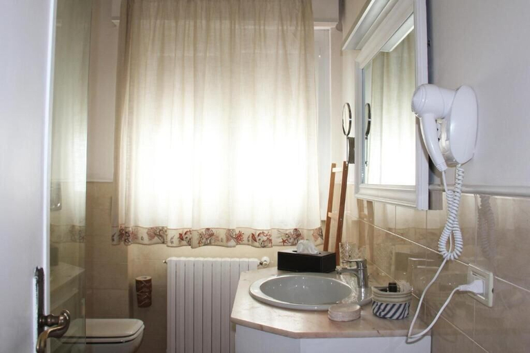Bathroom 5, Hotel Bijou, Lucca