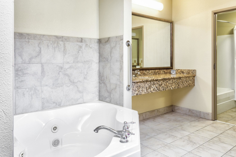 Bathroom 4, AmericInn by Wyndham Vidalia, Toombs