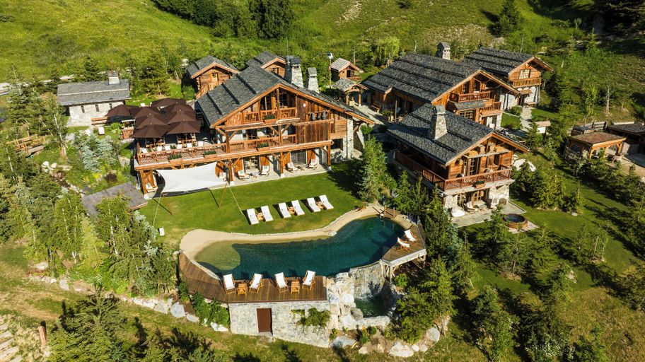 Exterior & Views