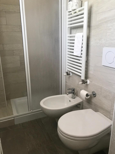Bathroom 2, Hotel Nelson, Rimini