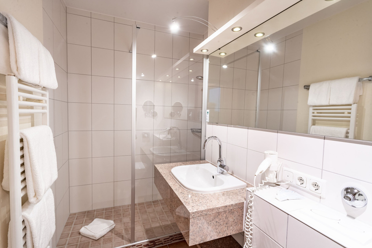 Bathroom 5, Das Wiesgauer - Alpenhotel Inzell, Traunstein