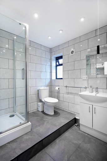 Bathroom 4, Conifers Guest House, Oxfordshire