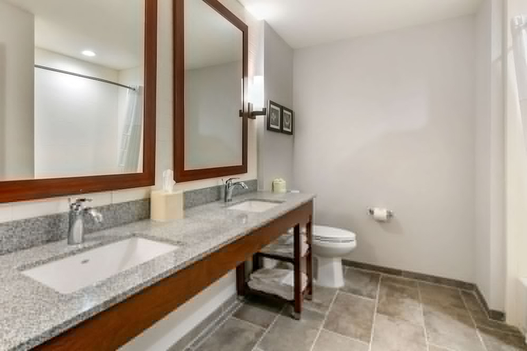 Bathroom 4, Comfort Suites, Lee