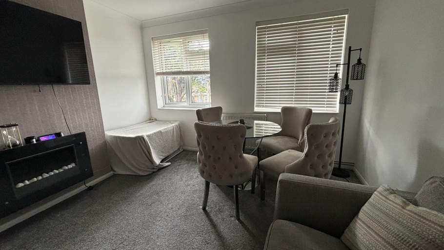 Living area 4, Romford Cozy Retreat, London