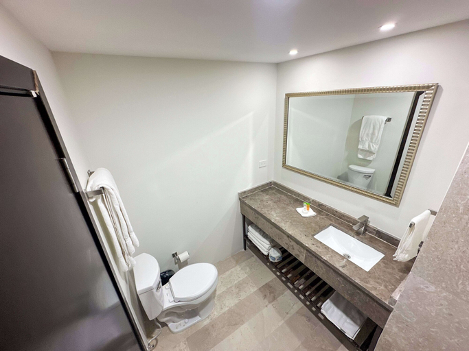Bathroom 2, Best Western Plus Chihuahua Sacramento, Chihuahua