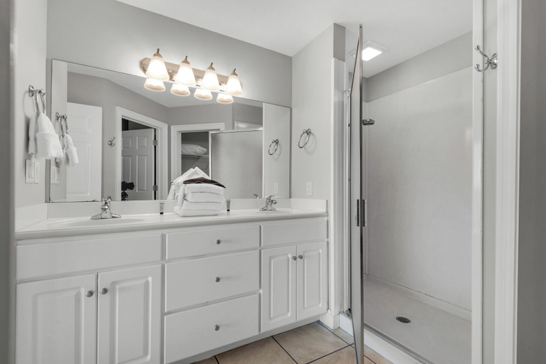 Bathroom 4, Treasure Island 0506, Bay
