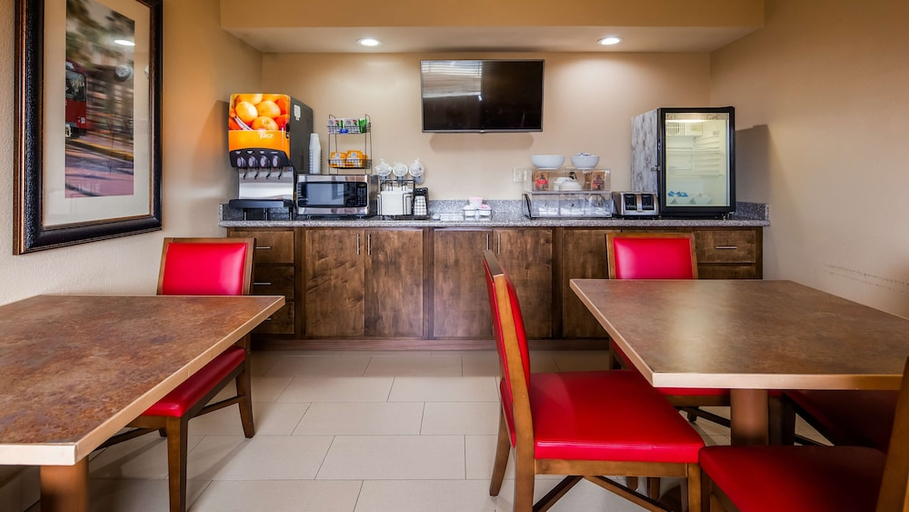 Food & Drinks 5, Surestay By Best Western Tupelo North, Lee