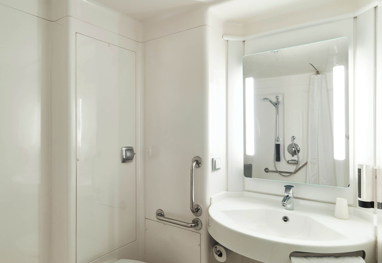 Bathroom 4, B&B HOTEL Orly Rungis Aeroport 3 etoiles, Val-de-Marne