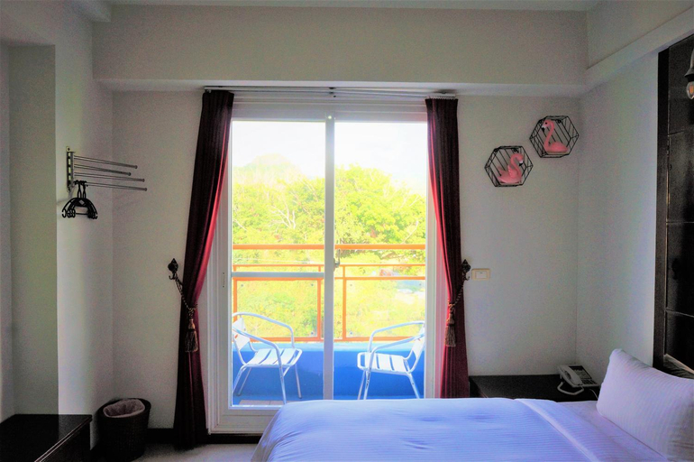 Bedroom 2, Warner Leisure Hotel, Pingtung