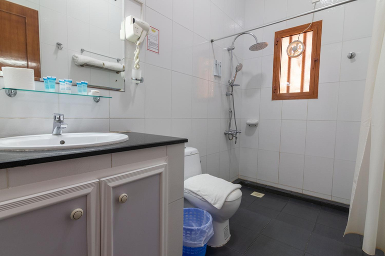 Bathroom 4, Al Ayjah Plaza Hotel, Sur