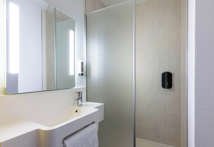 Bathroom 4, B&B HOTEL Lille Roubaix Campus Gare, Nord