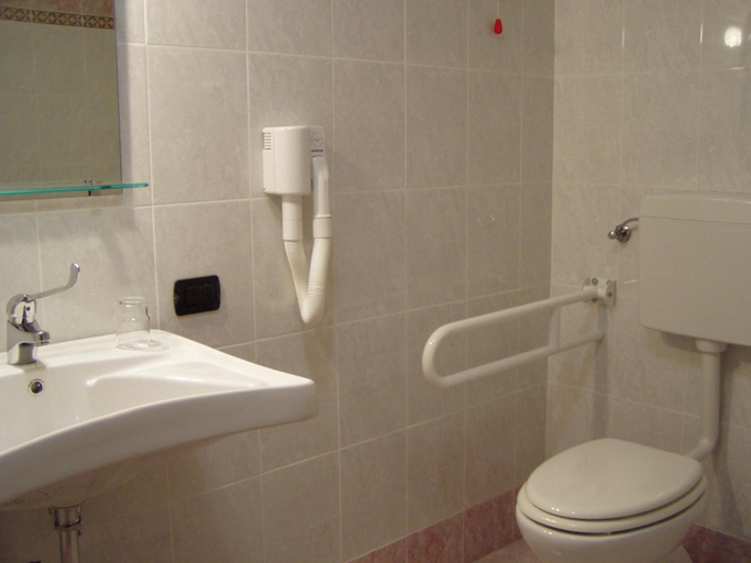 Bathroom 4, Hotel San Giorgio, Cosenza
