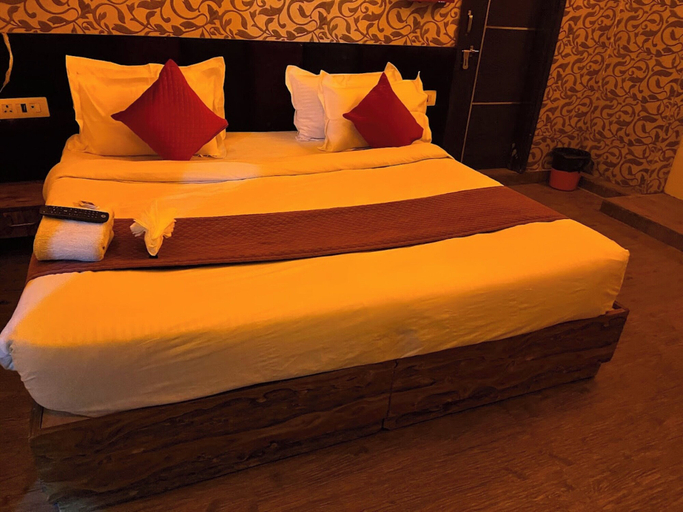 Bedroom 2, Goroomgo Hotel Park View Delhi, Delhi