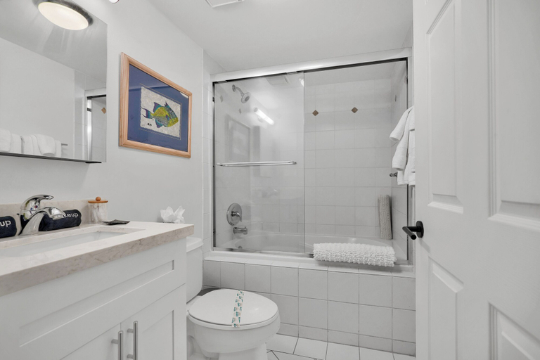 Bathroom 4, Treetop Retreat Cozy 2 Bedroom in Grove, Miami-Dade