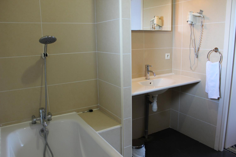 Bathroom 4, Hotel Fleur de Lys Hazebrouck, Nord