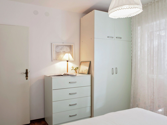 Bedroom 2, Delightfully Decorated Apartment with Sea View near Beach, Brela