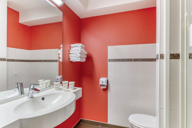 Bathroom 4, ACE Hôtel Montluçon, Allier
