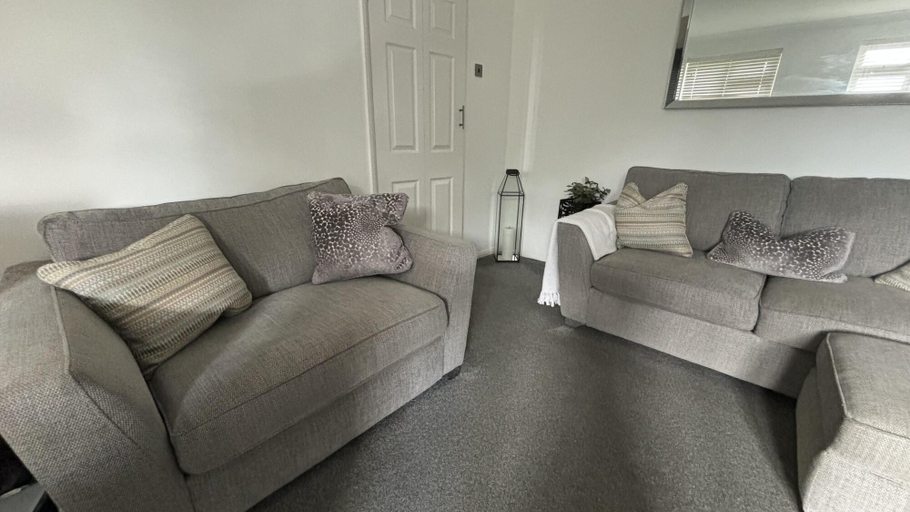 Living area 2, Romford Cozy Retreat, London