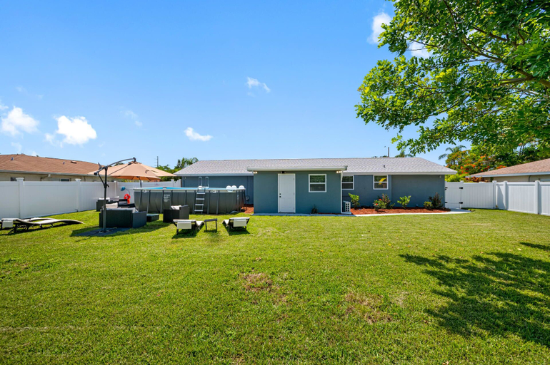 Exterior & Views 2, Paradise Haven- Amazing 4BR Oasis With Pool, Manatee