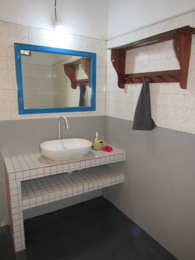 Bathroom 3, Furaha Lodge, Kusini