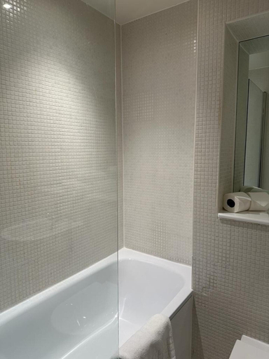 Bathroom 2, Charming 1-bed Apartment in London, London