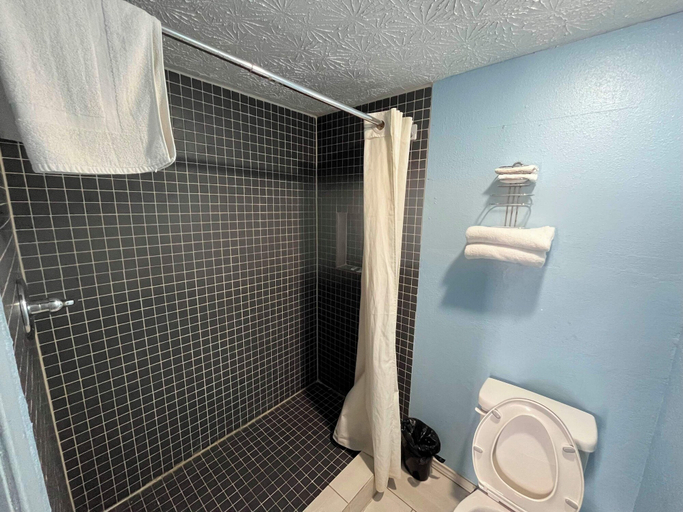 Bathroom, Packsaddle Motel, Llano