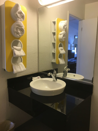 Bathroom 3, Motel6 Tucumcari, NM, Quay