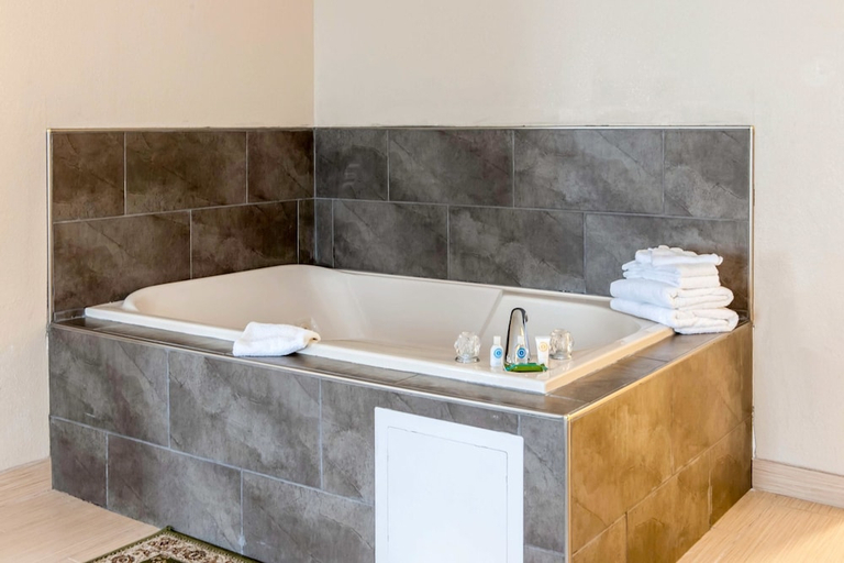 Bathroom 4, Comfort Suites Vincennes, Knox