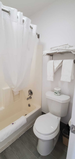 Bathroom 3, Crestview Inn, Stone