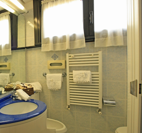Bathroom 4, Aggravi Hotel, Siena