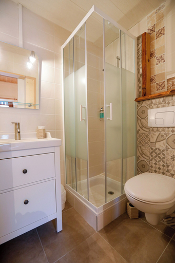 Bathroom 4, Auberge Les 2 Moucherolles, Isère
