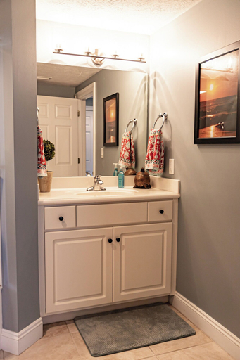 Bathroom 4, Treasure Island 1512, Bay