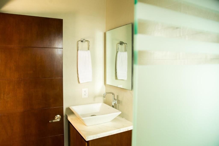 Bathroom 3, Departamentos Tequila, Tequila