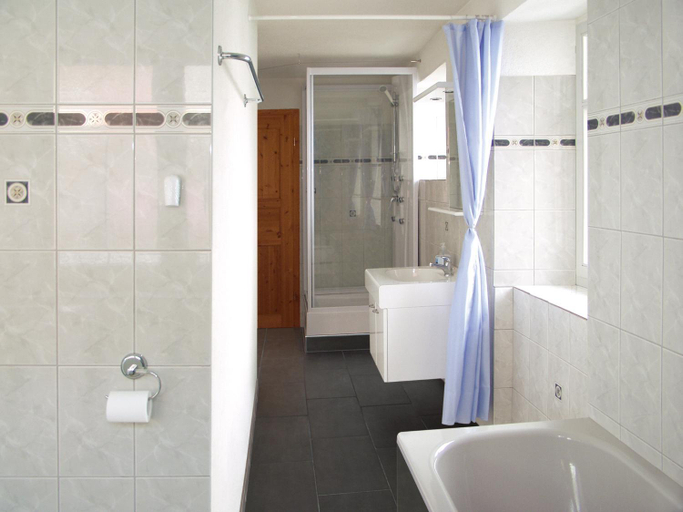 Bathroom, Boardercamp Laax - swiss mountain hostel, Surselva