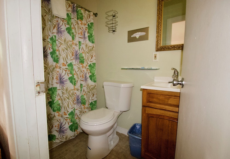 Bathroom 3, Oakdell Motel, New London