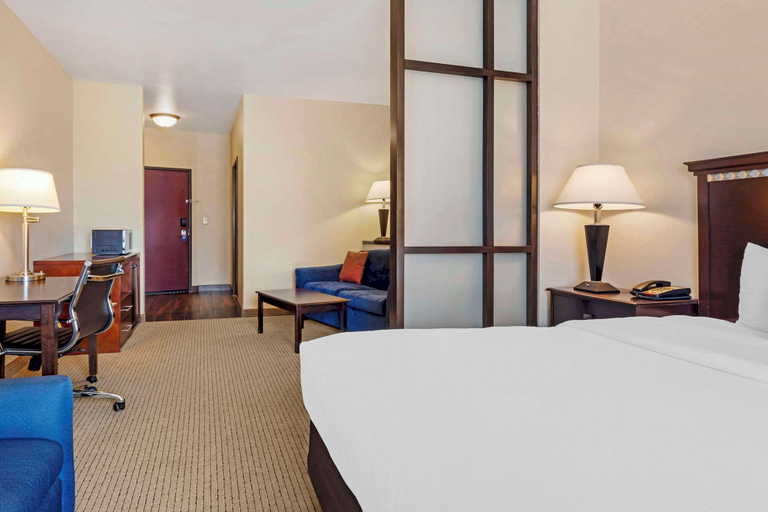 Bedroom 3, Comfort Suites Palestine, Anderson