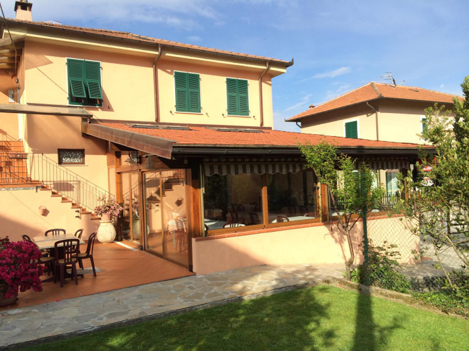 Exterior 8
