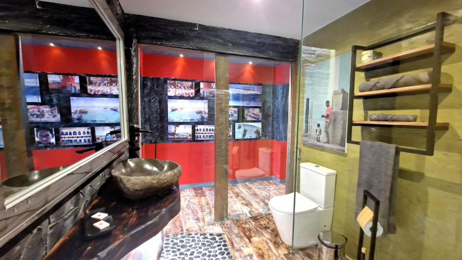 Bathroom 1, Ocean Suites