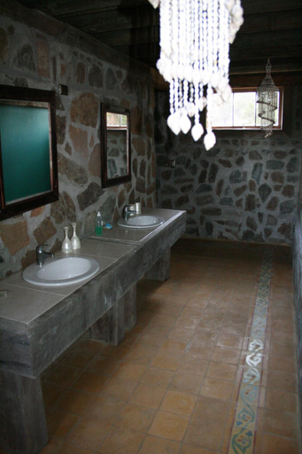 Bathroom 3, Club El Tebo, Valparaíso