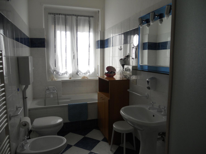 Bathroom 2, B&B Home Sweet Home, Imperia