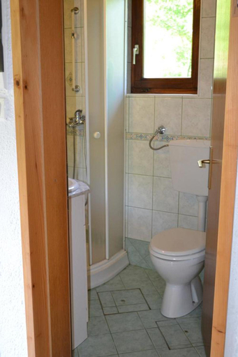 Bathroom, Hisa V Sadovnjaku, Kobarid