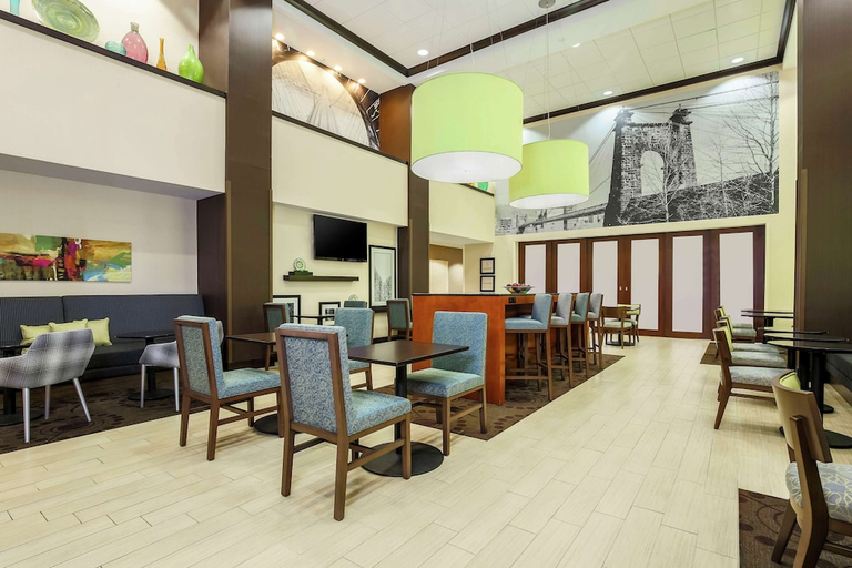 Food & Drinks 5, Hampton Inn & Suites Wheeling-The Highlands, Ohio