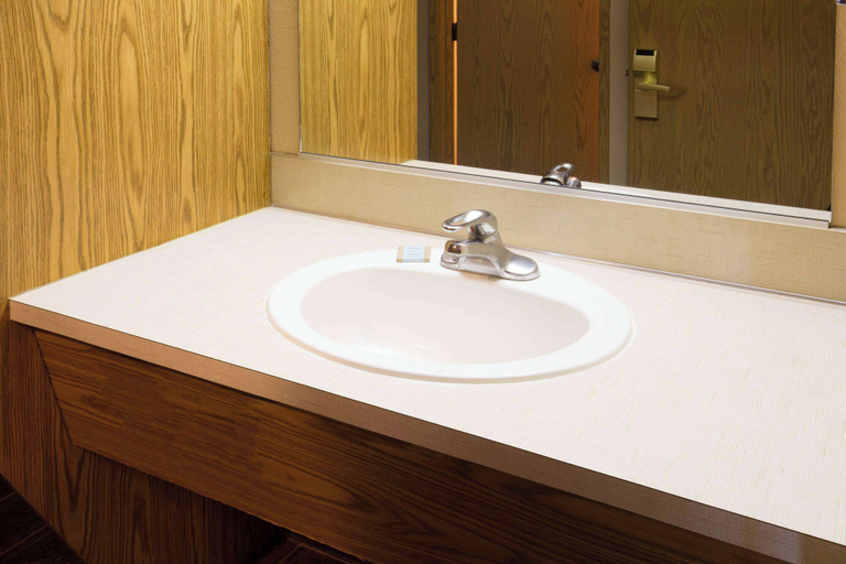 Bathroom 4, Travelodge by Wyndham East Portland/Gresham, Multnomah