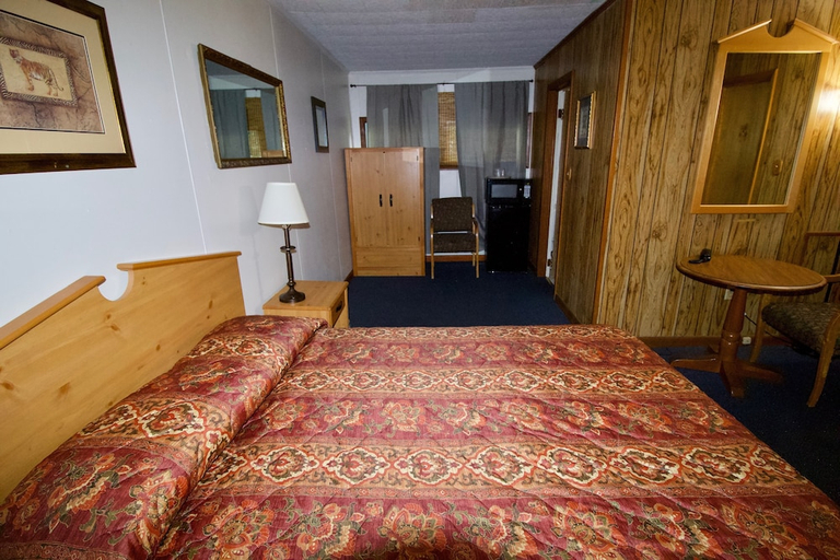 Bedroom 2, Oakdell Motel, New London