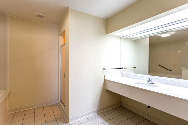 Bathroom 4, Quality Inn Union City US 51, Obion