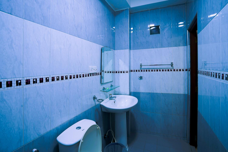 Bathroom 4, Frangipani Motel, Galle Four Gravets