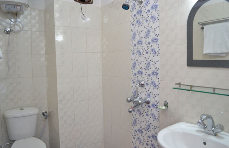 Bathroom, Goroomgo Vijay Mount View Resort Munsyari, Pithoragarh