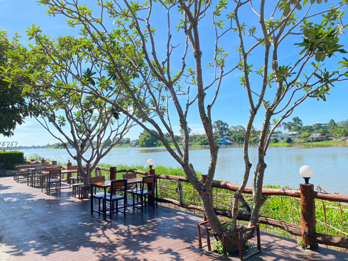 Others 3, Chaophayathara Riverside, Muang Chai Nat