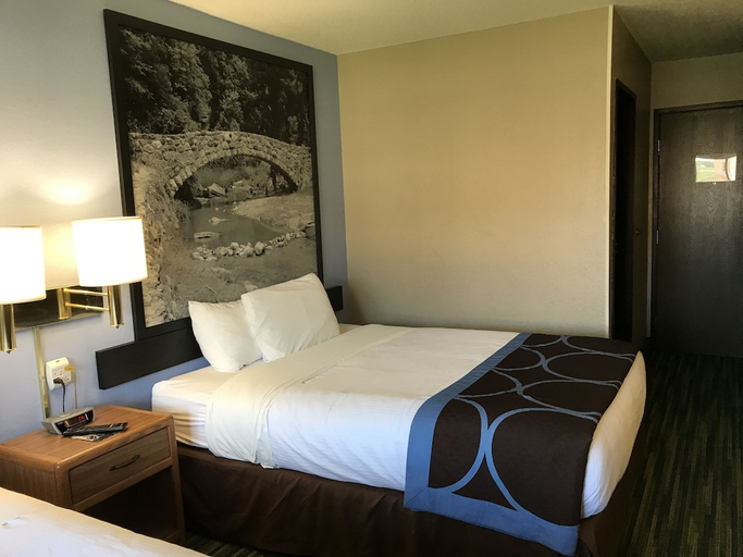 Bedroom 3, Boarders Inn & Suites by Cobblestone Hotels - Waterloo, Black Hawk